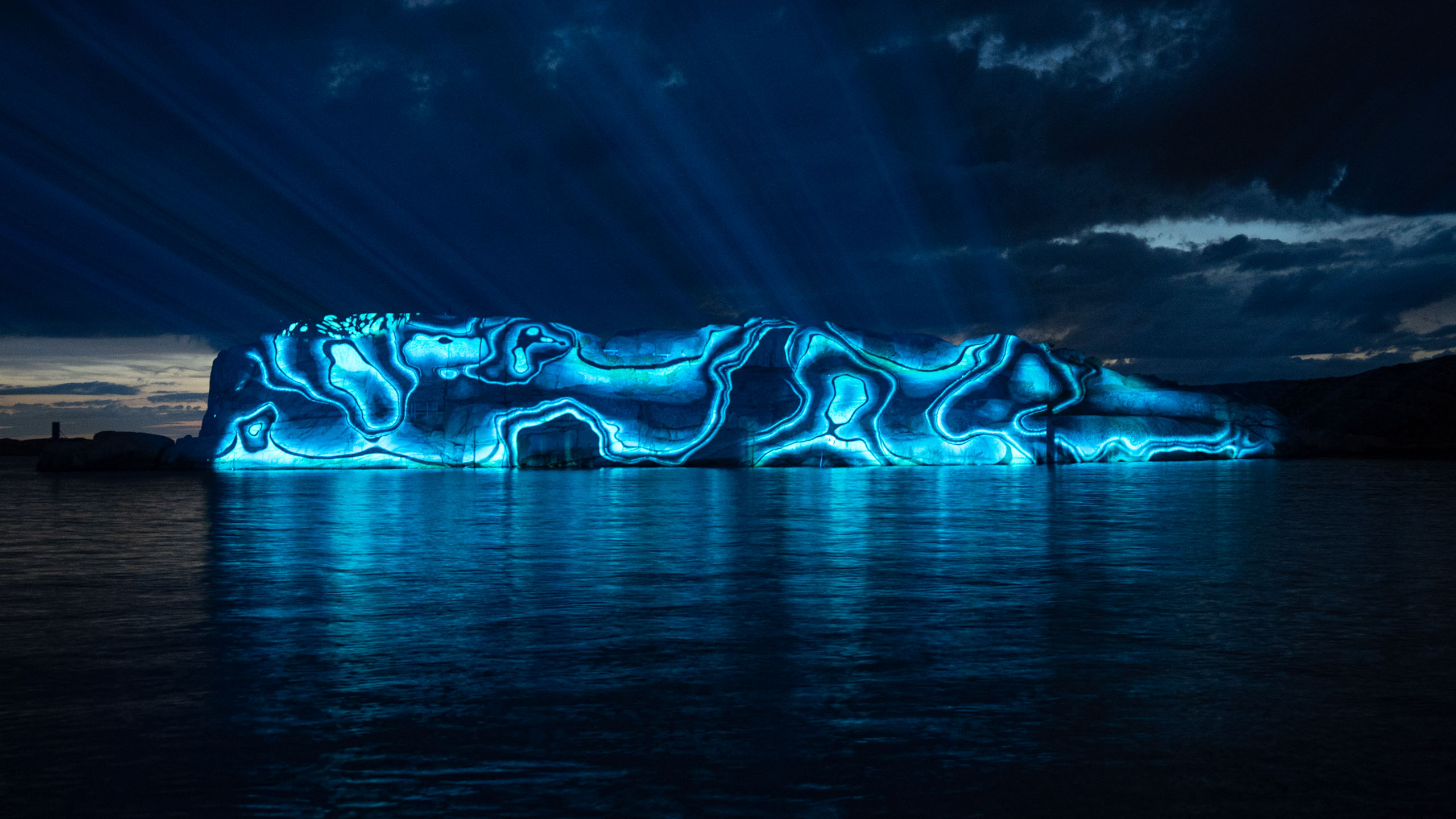 Light art projection on a coastal rock in Smögen, Sweden – Philipp Frank’s installation “Lithogenesis” for Island of Light Festival.
