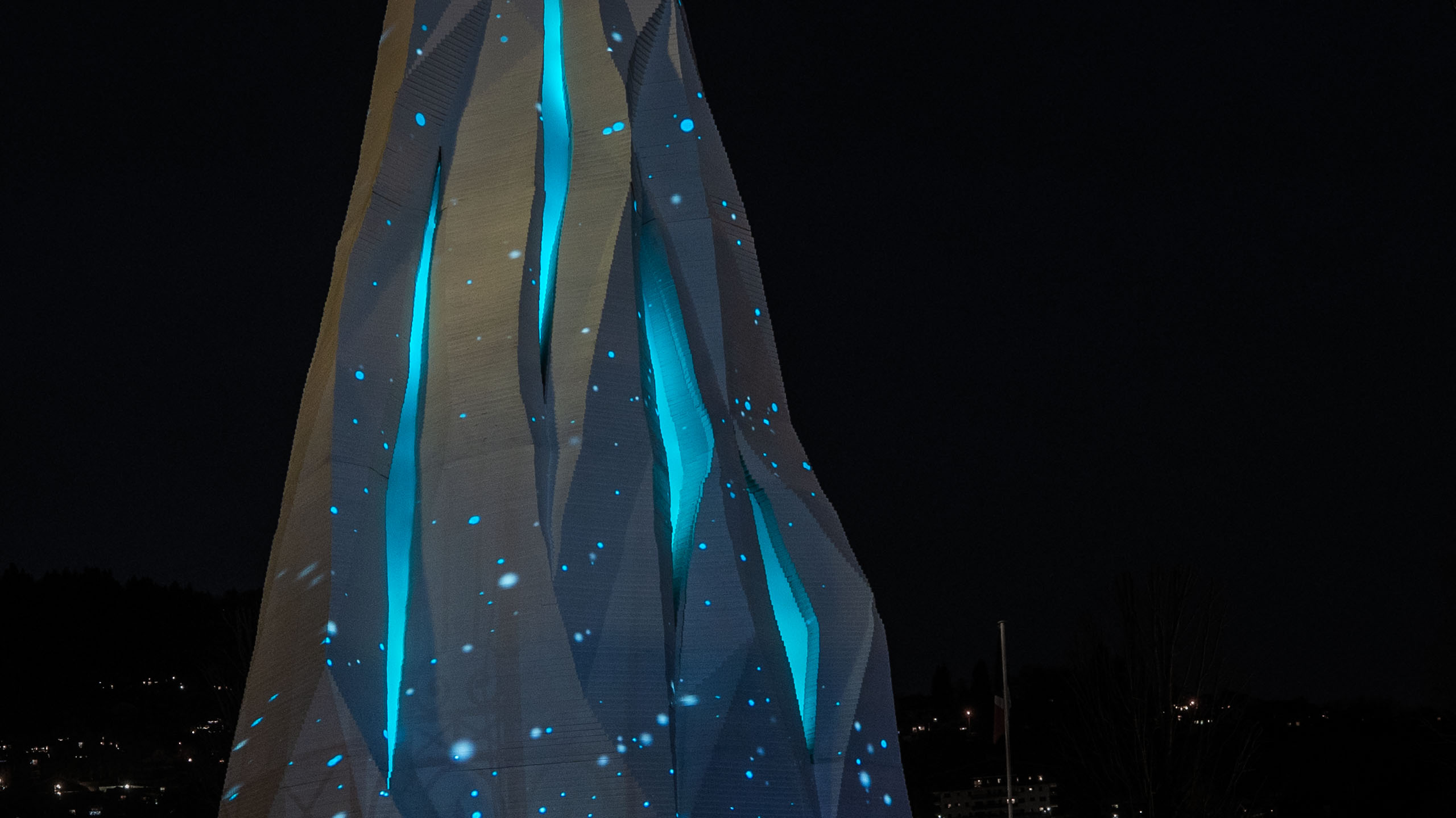 Echoes of Ice – Immersive Light Installation Glaciers Echoes of Ice, an immersive audiovisual light installation by Philipp Frank, featuring projected glacier textures on a sculptural form inspired by ice seracs.