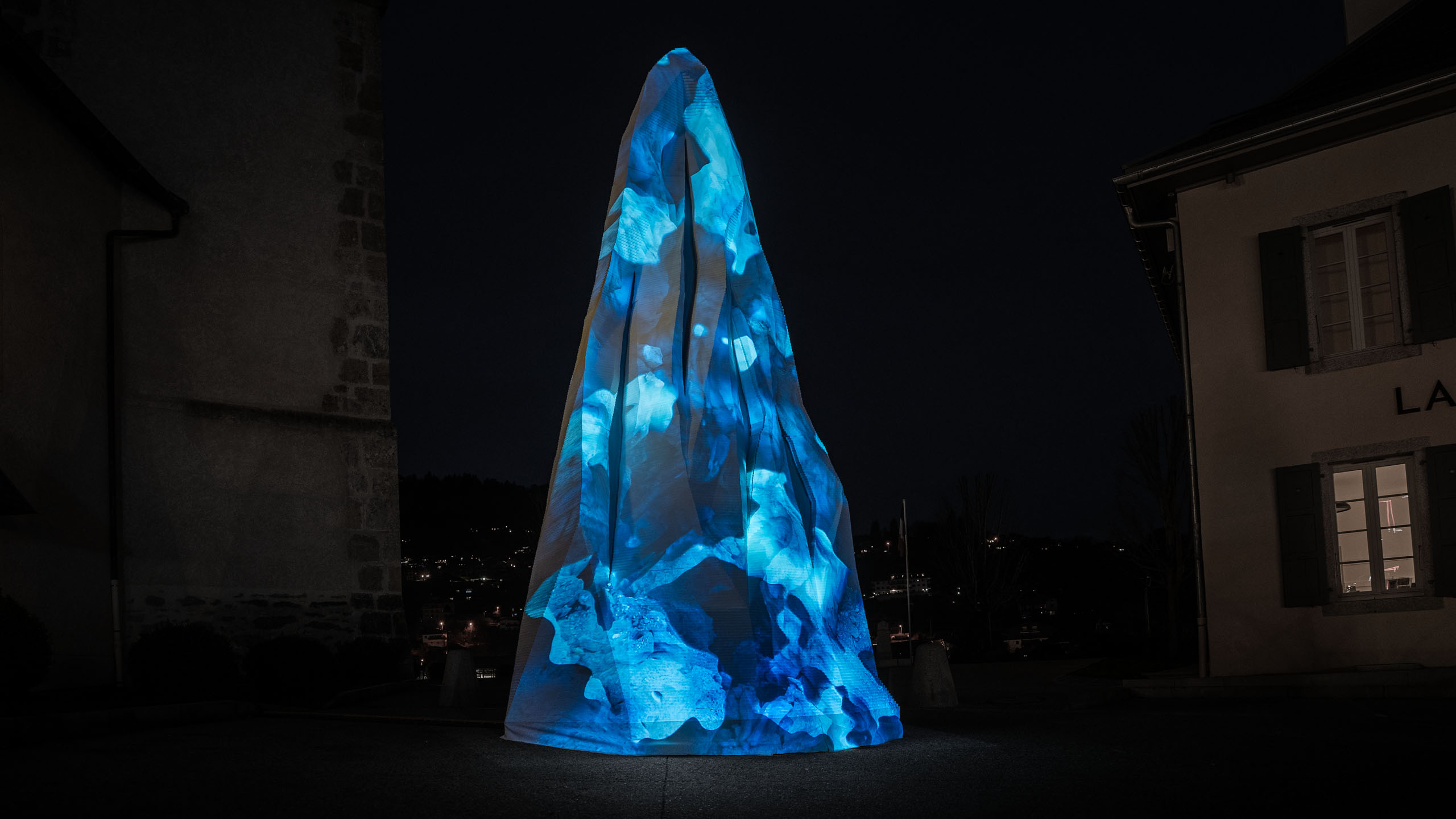 Echoes of Ice – Immersive Light Sculpture Echoes of Ice, an immersive audiovisual light installation by Philipp Frank, featuring projected glacier textures on a sculptural form inspired by ice seracs.