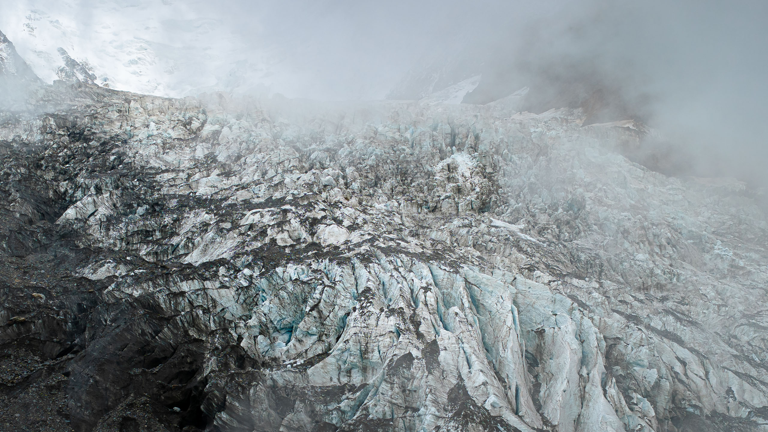 Glacier formations and ice textures at the Glacier de Bionnassay, documented as part of the field research for the audiovisual installation Echoes of Ice by Philipp Frank.