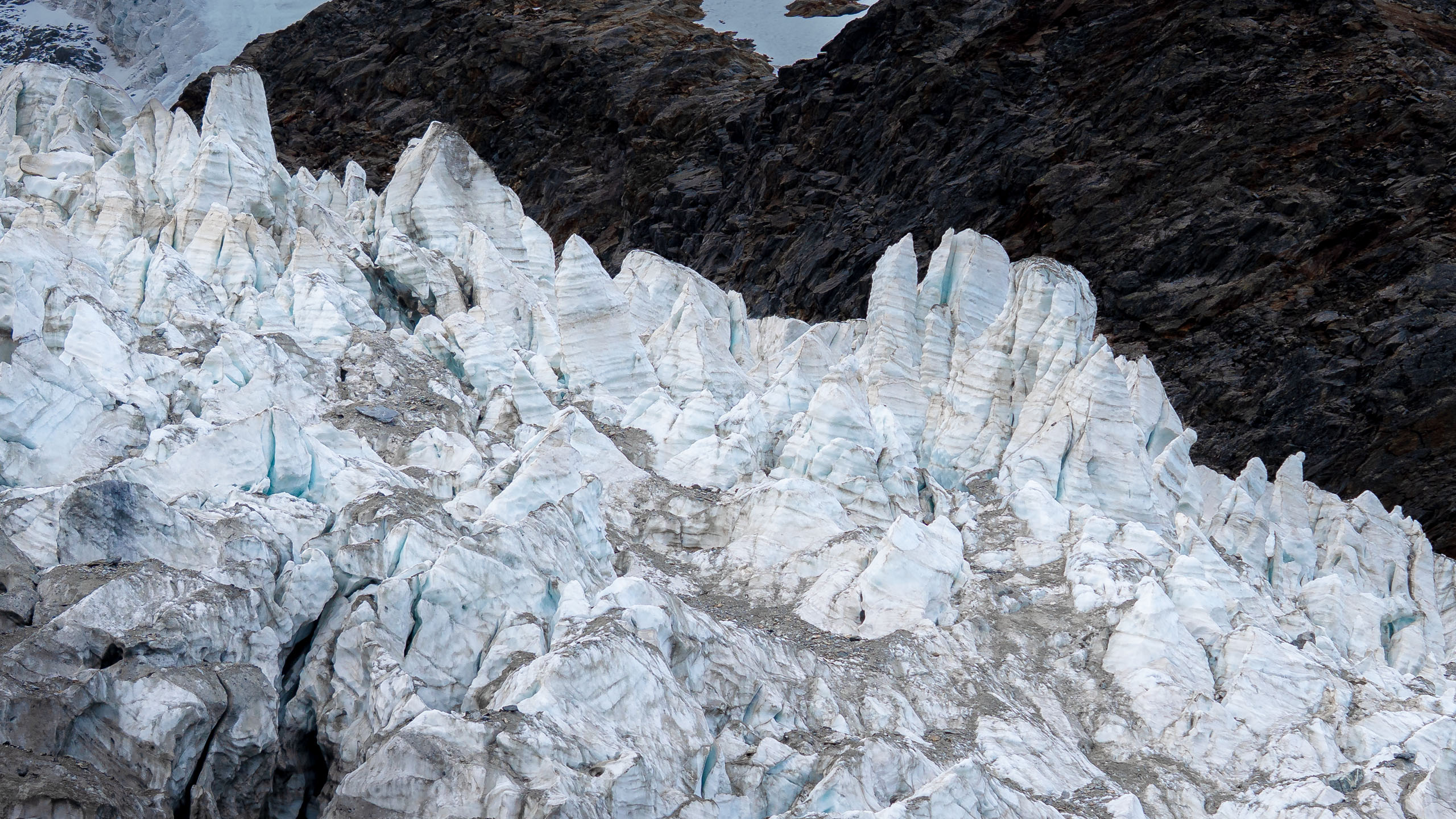 Glacier de Bionnassay – Ice Formations Glacier formations and ice textures at the Glacier de Bionnassay, documented as part of the field research for the audiovisual installation Echoes of Ice by Philipp Frank.