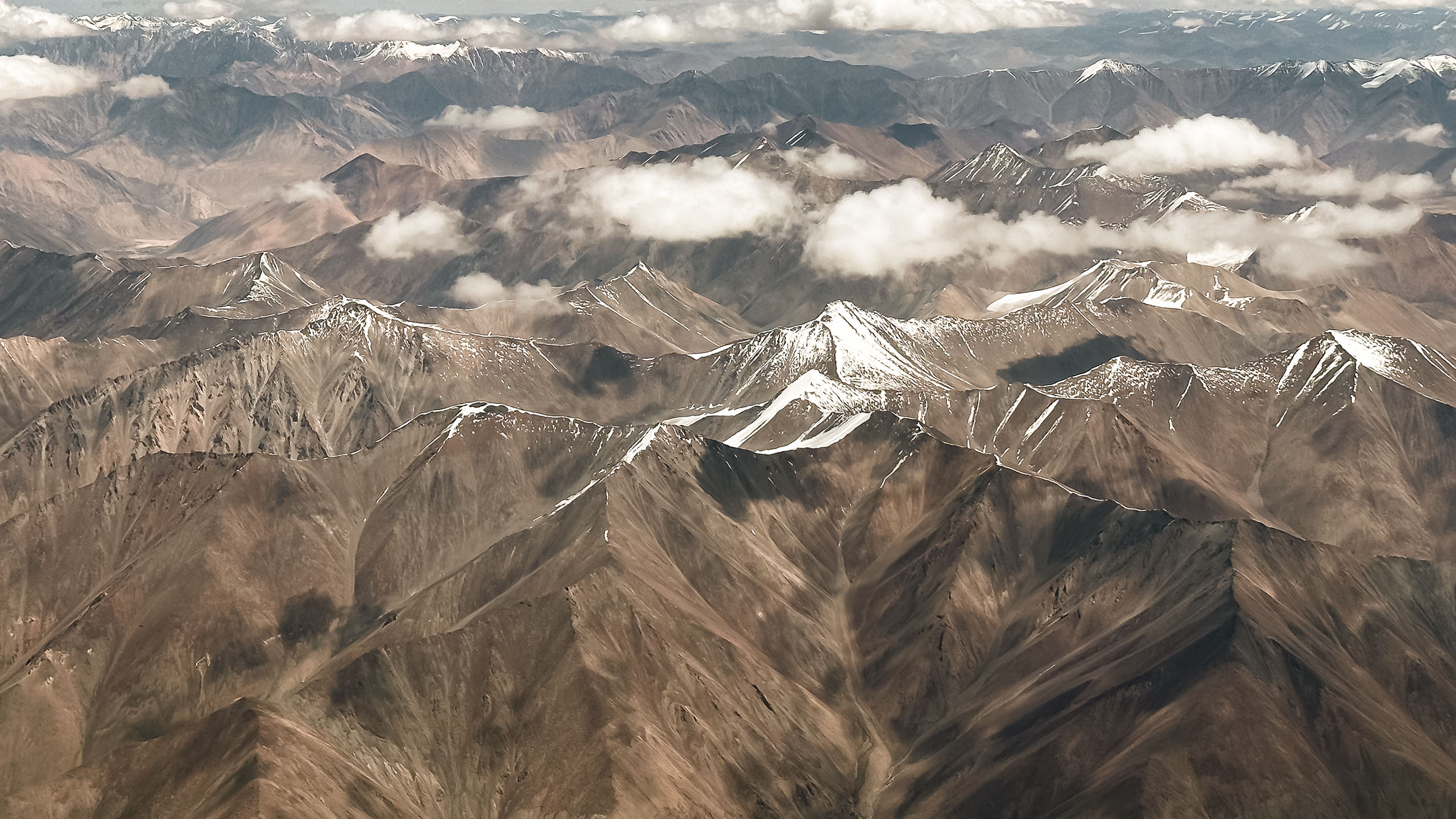 Himalayan mountain landscape in Ladakh where the audiovisual land art installation CHU – Liquid States by Philipp Frank was created at high altitude.