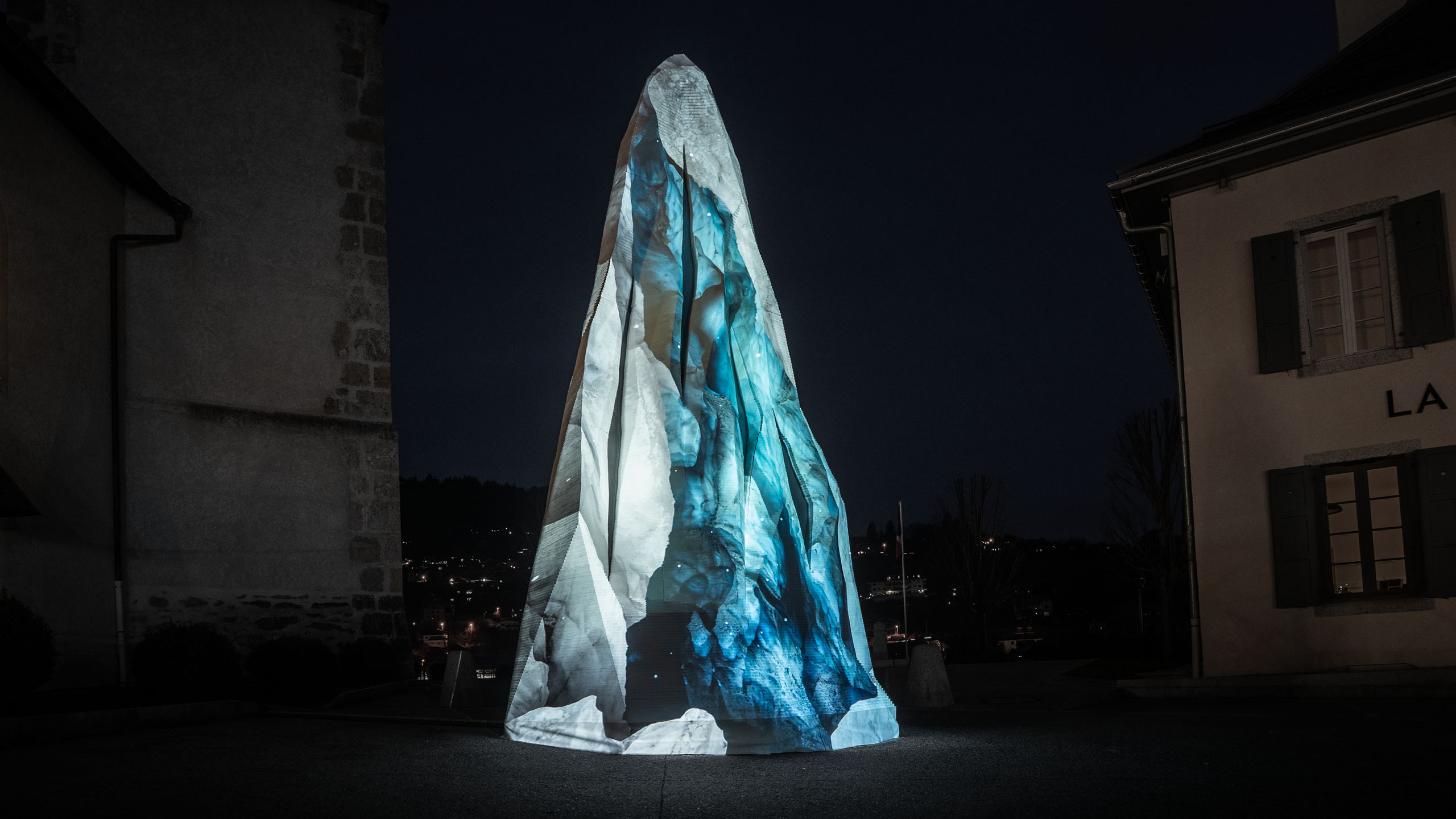 Echoes of Ice – Immersive Light Installation – Philipp Frank Echoes of Ice, an immersive audiovisual light installation by Philipp Frank, featuring projected glacier textures on a sculptural form inspired by ice seracs.